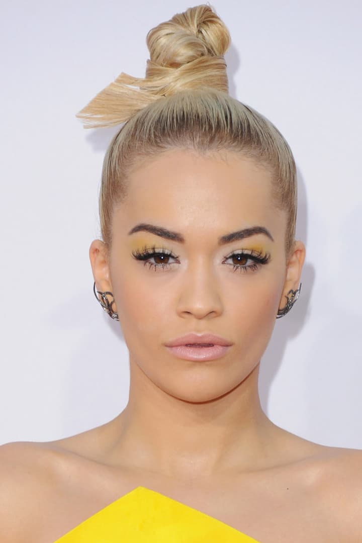 Celebrities makeup yellow eyeshadow makeup margot robbie rihanna zendaya vanessa hudgens Emily Ratajkowski elle fanning selena gomez
