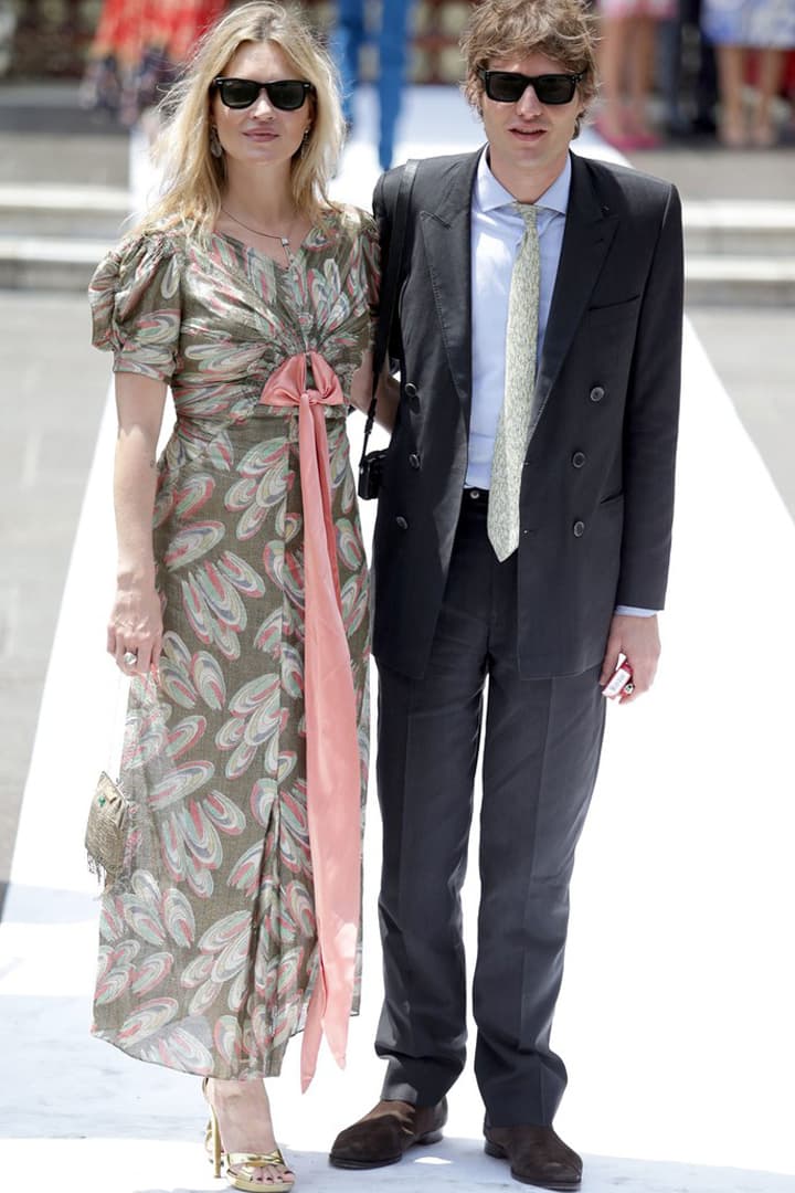 Kate Moss 出席德國王子婚禮的這 2 個造型 顯示她除了是名模更是專業的婚禮賓客