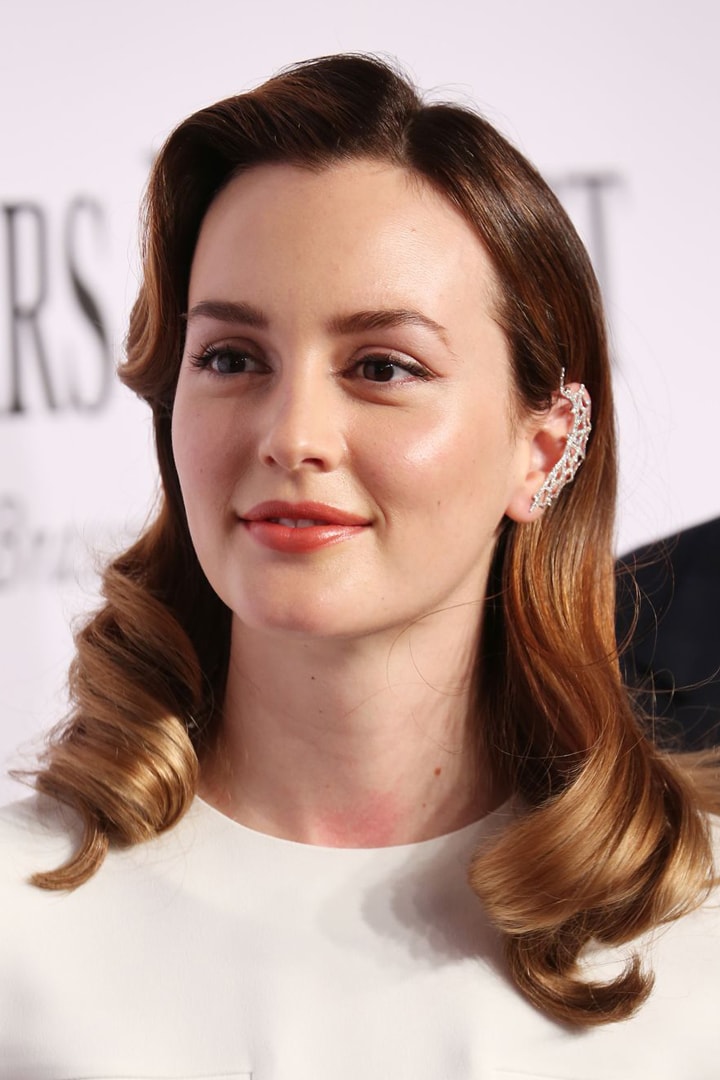 從頭戴髮箍的 Blair 到染了白金髮色的潮媽  Leighton Meester 的髮型是這樣演變過來的
