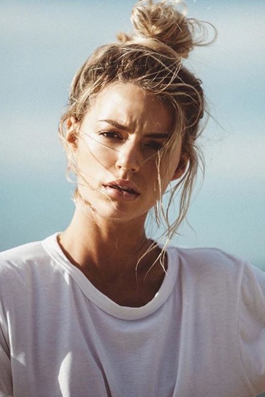 messy-bun-summer-hairstyle-inspiration
