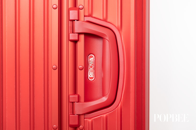 Supreme 與 Rimowa 聯乘推出標誌性紅色行李箱
