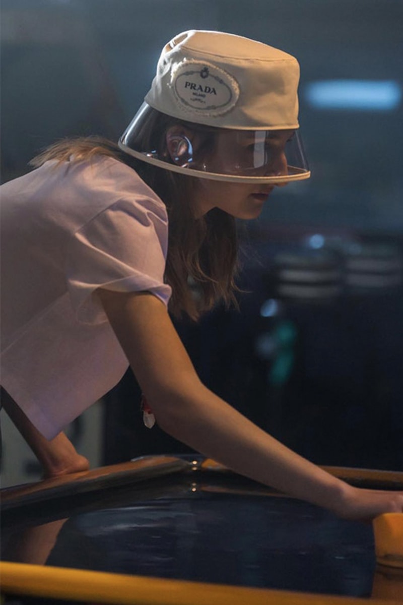 Prada 也要來推出一款塑膠帽子！今年夏季必定是透明的天下吧？