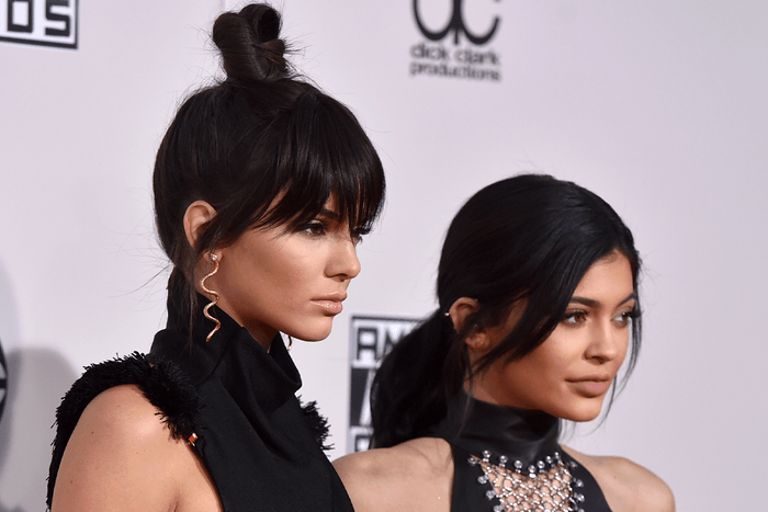 是受到姊妹們的影響?Kendall Jenner 的嘴唇也變得性感豐厚了⋯⋯