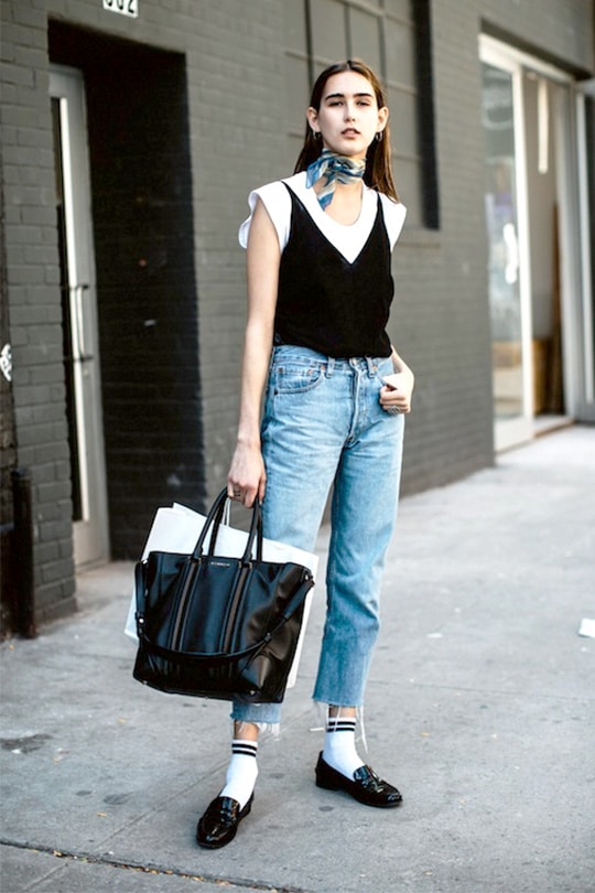 white tee summer street style-