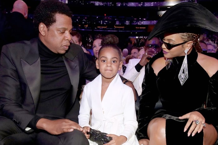 看不下去 Beyoncé 和 Jay-Z 的親密畫面，Blue Ivy 害羞的反應太逗了！