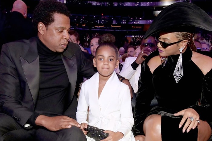 看不下去 Beyoncé 和 Jay-Z 的親密畫面,Blue Ivy 害羞的反應太逗了!