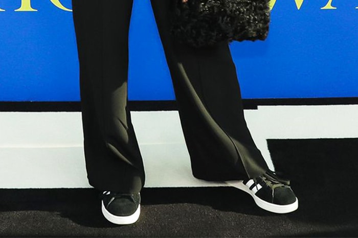 當女星都以高跟鞋踏上紅地毯，她卻選擇了一雙 adidas 波鞋！