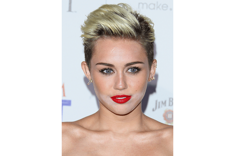 bad-celebrity-powder-flashback-makeup