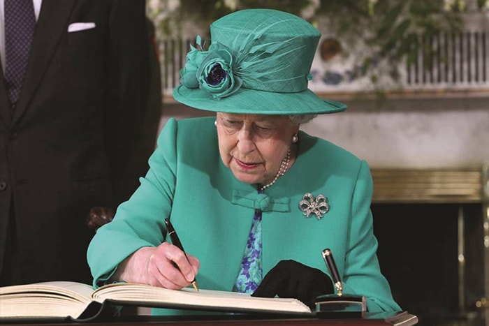 英國皇室成員手寫字大公開！到底誰的字被網民指「根本是書法藝術」？