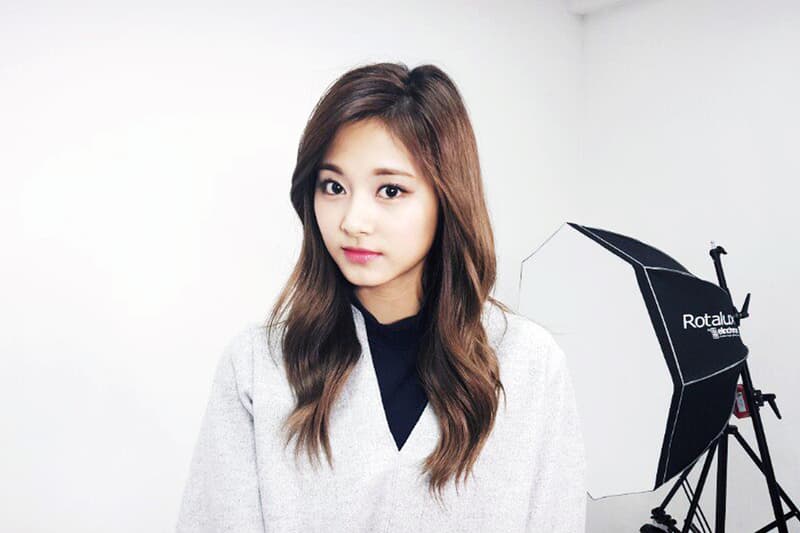 Twice Tzuyu Chou Curly Hair Beach Wave Baby Hair Baby Bang Celebrities Hairstyles