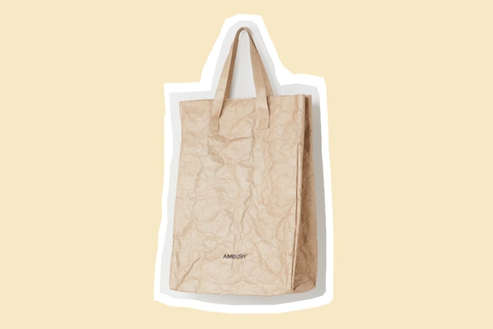 Ambush 也跟上廉價時尚風潮，熱騰騰推出這款「高性價比紙袋」！
