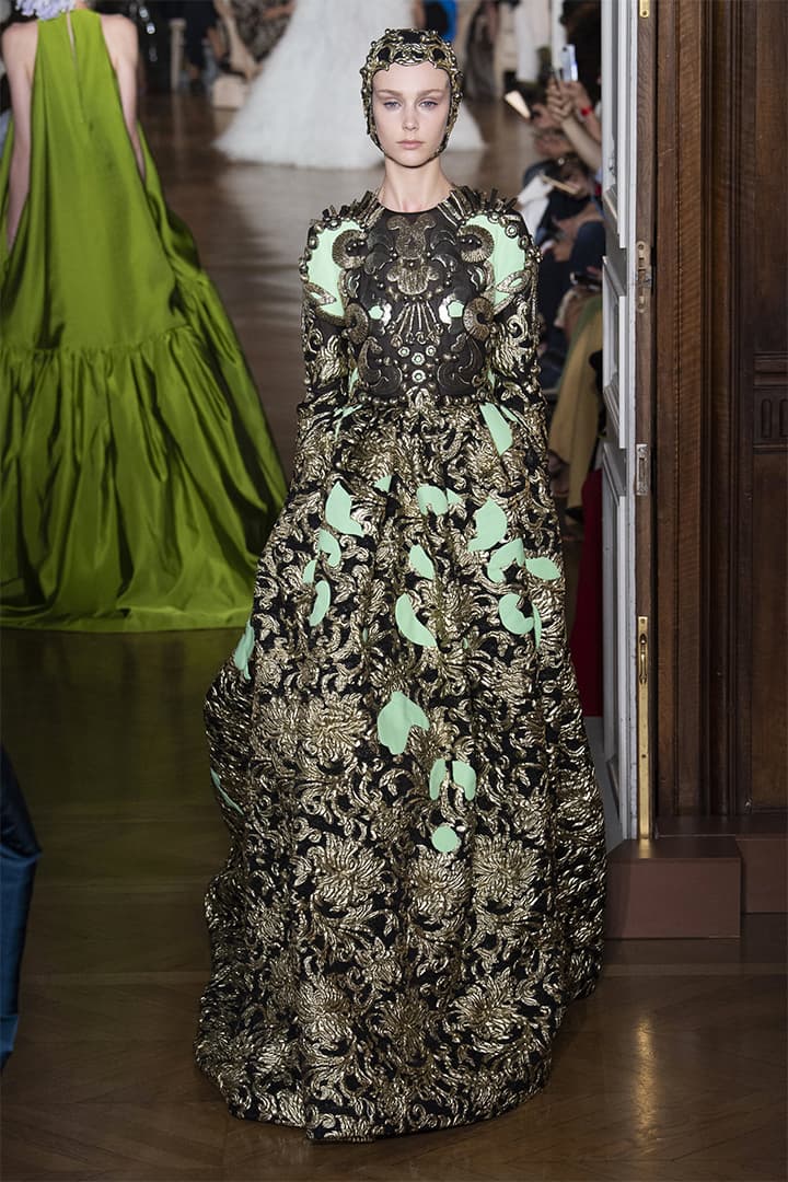 Valentino fall-2018-couture runway PFW