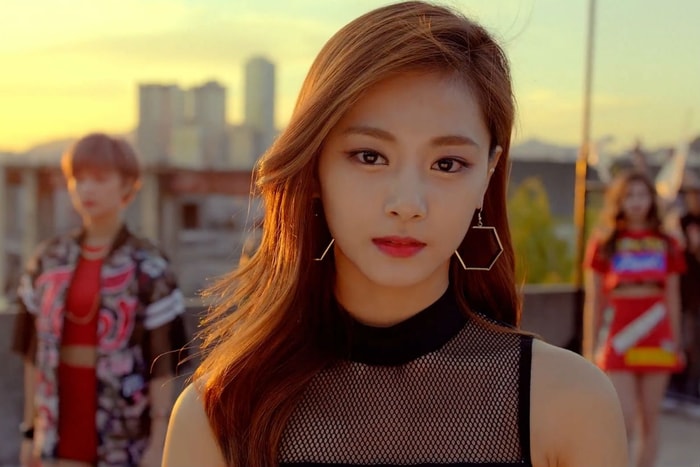 周子瑜大秀螞蟻腰,即使彎腰也零贅肉粉絲擔心:「太瘦了!」