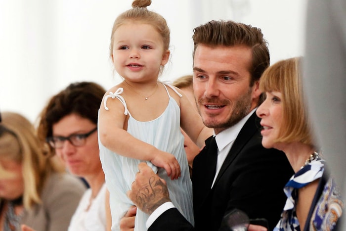 David Beckham 親自幫小哈七剪頭髮，表情看起來卻不是很開心？