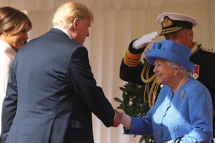 打破皇室禮儀：首次跟英女王會面，霸氣的特朗普也顯得不知所措！
