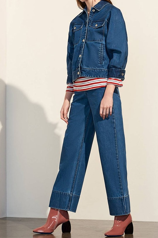 french-american-denim-trend-jeans_ high-waisted jeans with a wide-leg fit and a cropped hem