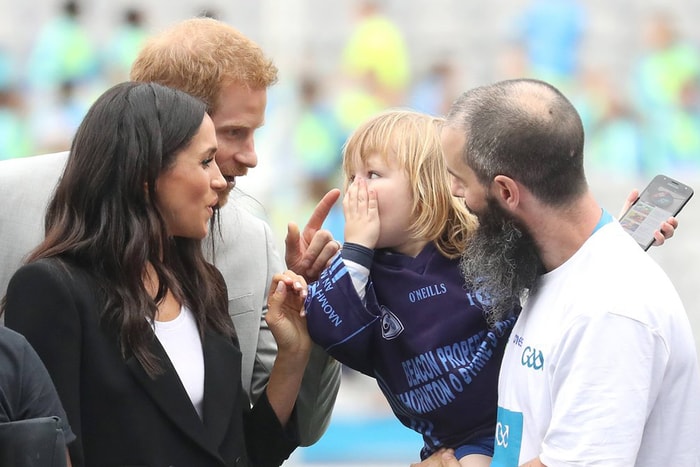 這個小孩犯禁觸碰了 Meghan Markle 的頭髮,哈里王子的反應是...
