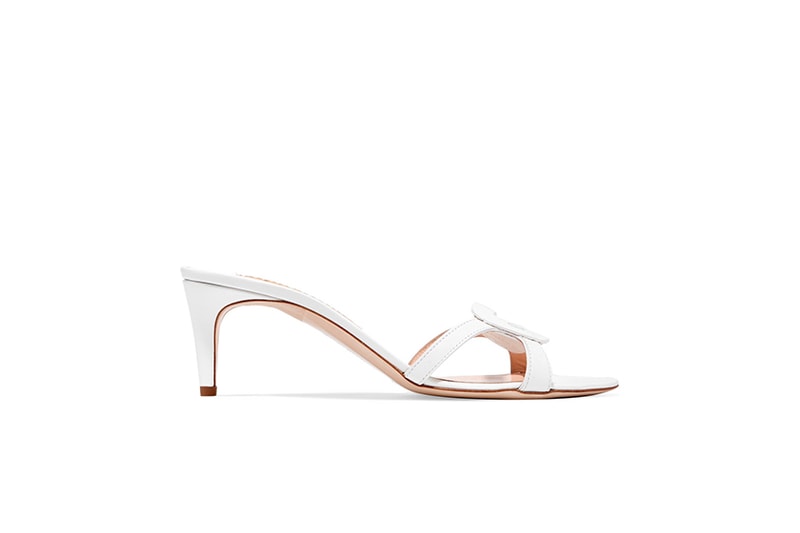 mom-mules-shoes-trend-ss2018_0007_Rupert Sanderson（Net-A-Porter.com)