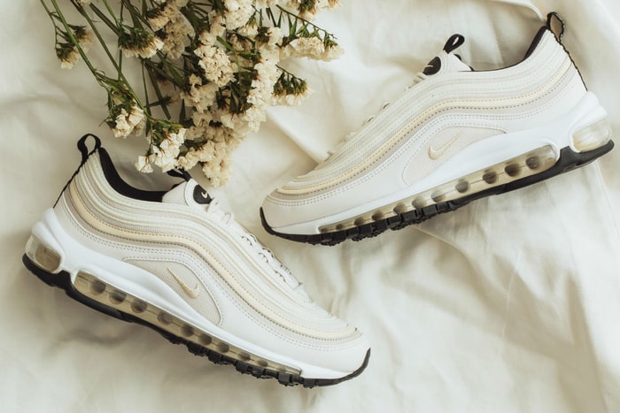 喜愛簡約穿搭的妳，怎能不來一雙 Nike Air Max 97 輕甜奶霜配色？