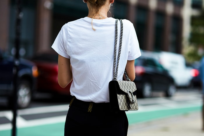 夏日衣櫥怎能少了白 Tee?為你推薦 16 件高質又不透肉的款式!