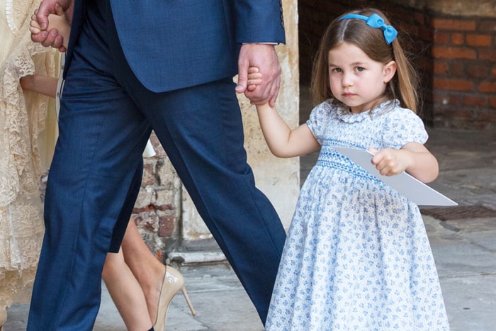 你絕不能錯過的一幕!夏洛特公主霸氣跟記者說:你不要跟來!