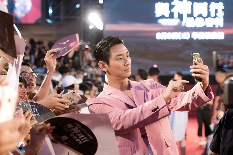 Along with the Gods The Last 49 Days Ju Ji-hoon red carpet hand fan