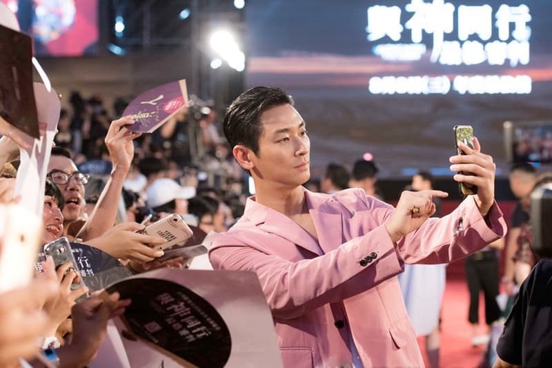 Along with the Gods The Last 49 Days Ju Ji-hoon red carpet hand fan