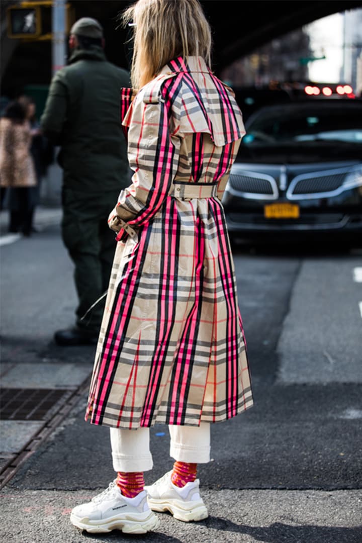 Rainy Day Outfit Street Style Plaid Trench Coat Sneakers