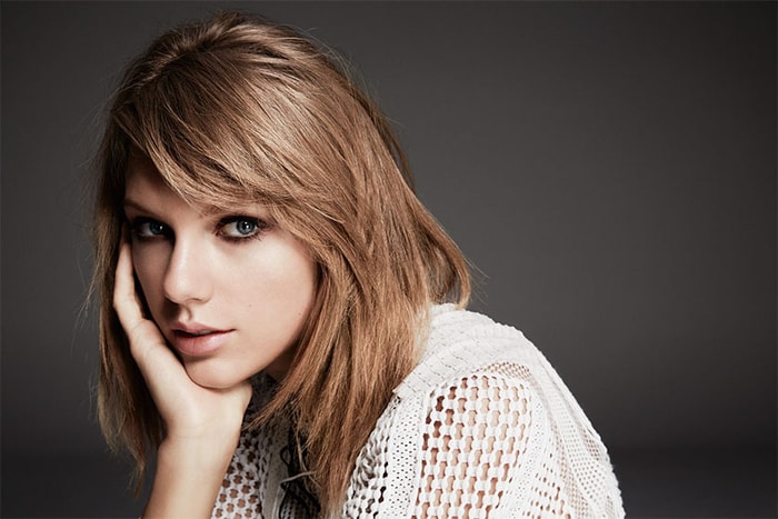 被伸手進裙底捏屁股,Taylor Swift 演唱會上重提事件激動哽咽…