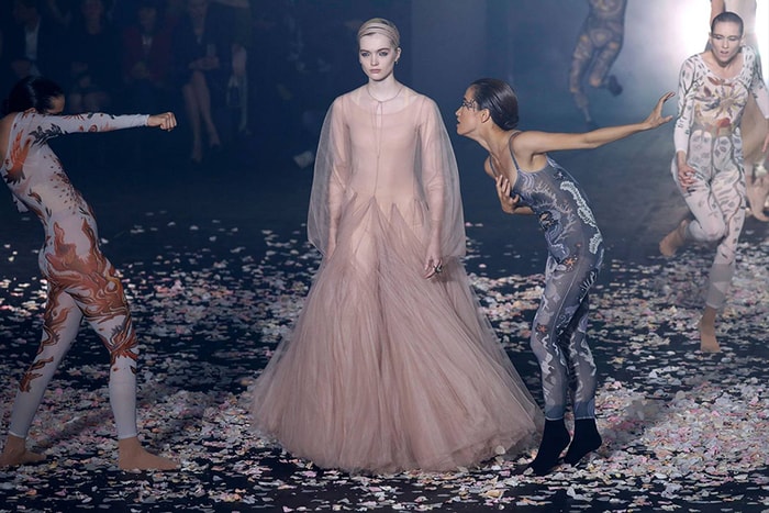 #PFW：Dior 首秀將飄逸薄紗與舞蹈共演，伸展台落下片片花瓣仙氣逼人！