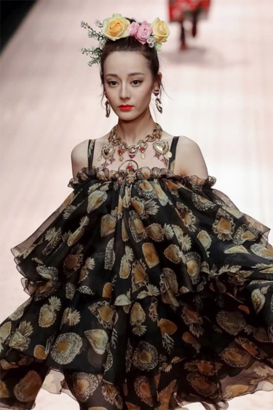 Dolce & Gabbana ss2019 Dilireba Mai Davika Hoorne