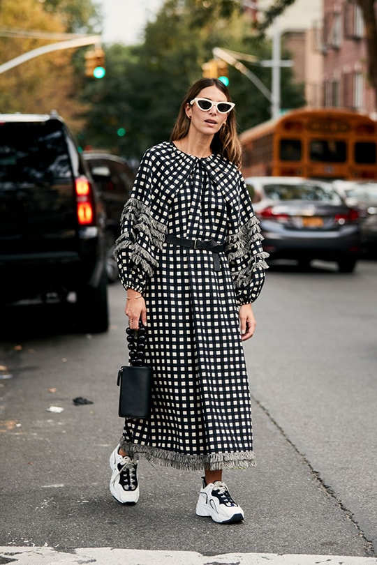 NYFW ss2019 sneakers outfit street style