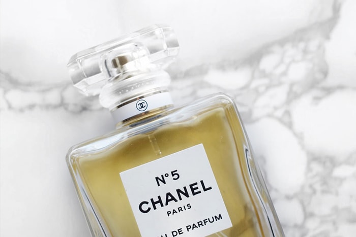 沒有不入手的理由！全新紅色包裝的 Chanel No. 5 實在太美了！