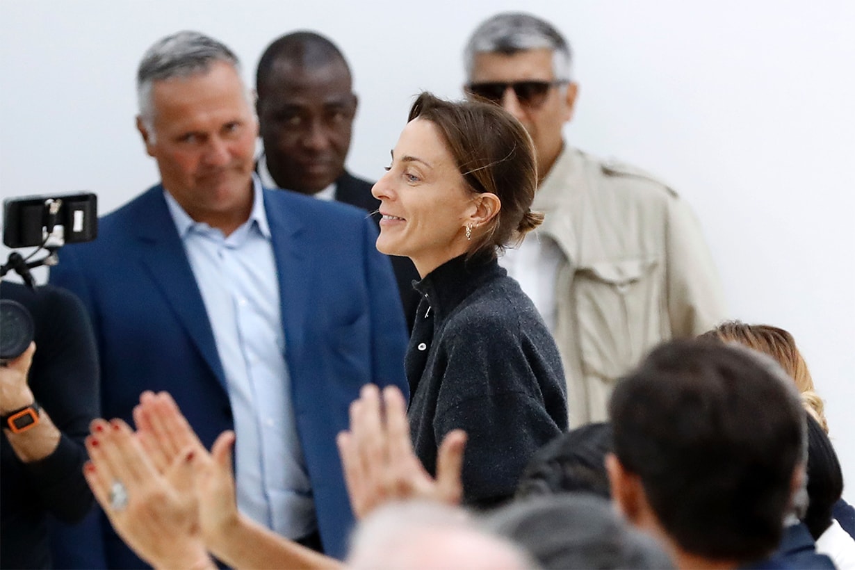Fashion designer for Céline, Phoebe Philo (C), acknowledges the audience at the end of her 2017 Spring/Summer ready-to-wear collection fashion show, on October 2, 2016 in Paris. / AFP / PATRICK KOVARIK