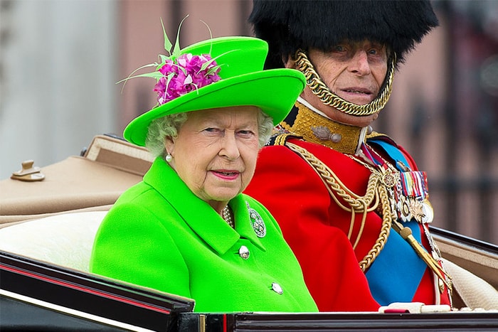 撐傘也有學問？關於英女皇的穿搭，原來這一點大家一直都沒留意到！