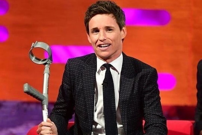 男神 Eddie Redmayne 受傷了!負傷現身《怪獸與葛林戴華德的罪行》宣傳