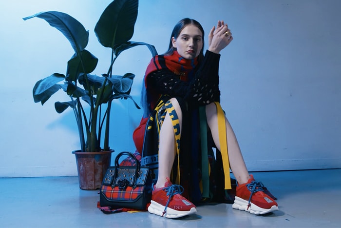 Versace 秋冬系列登場:集齊今季最紅的格仔紋與 Dad Sneakers 成為潮流達人!