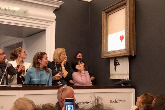 不甘願藝術被資本衡量，Banksy 一秒絞碎了價值千萬的經典畫作！