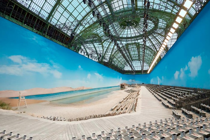 #PFW:你以為 Chanel 這回場地在海邊?不,是老佛爺把海灘搬進了大皇宮!