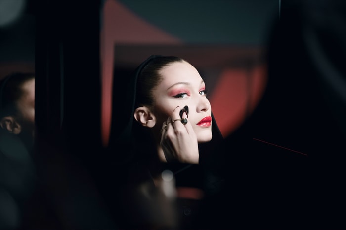 誰說萬聖節妝容必定要嚇人?像 Bella Hadid 這樣化就可以當性感吸血鬼!