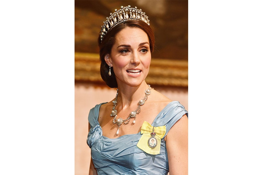 kate middleton royal order queen elizabeth Gold Brooch