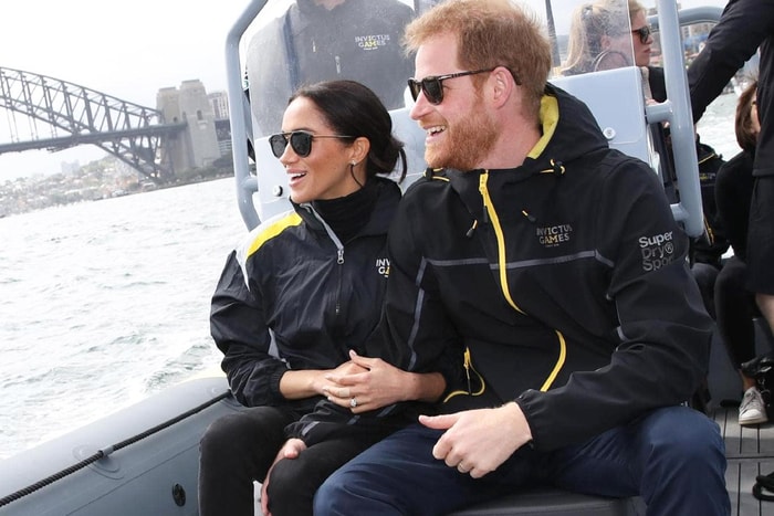 是誰夠膽把哈里王子整個人抱起?哈里梅根出訪澳州竟然上演這搞笑一幕!