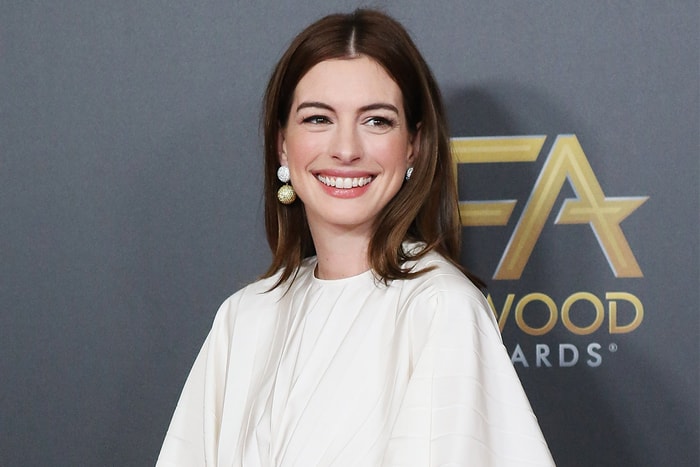 Anne Hathaway 拍劇跳唱太忘我,裙子被風吹起也繼續跳