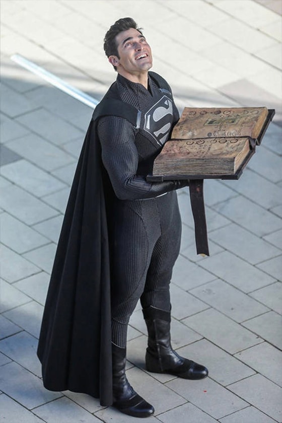 DC superman black suit tyler hoechlin