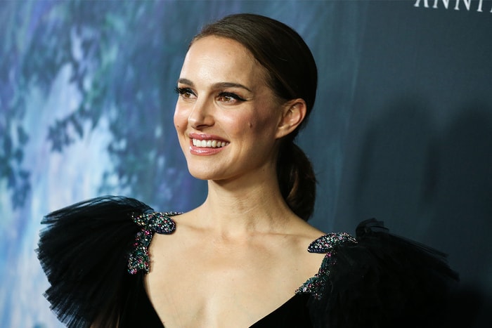 Natalie Portman 帥氣示範 Hedi 設計的 Celine 西裝，穿出與天橋模特不一樣的中性美！