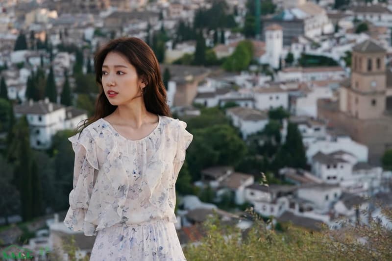 Park Shin Hye Hyun Bin Memories of the Alhambra K drama korean celebrities actors actresses hairstyles wave curve spain Granada Terrassa Girona