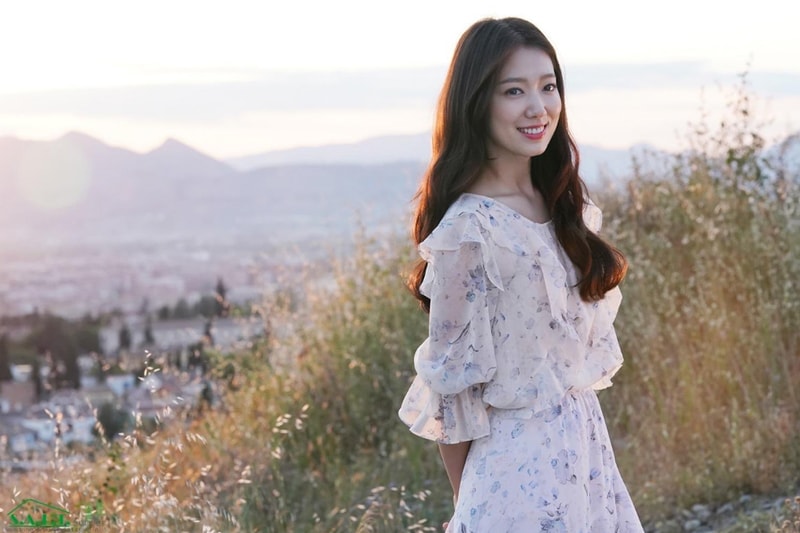 Park Shin Hye Hyun Bin Memories of the Alhambra K drama korean celebrities actors actresses hairstyles wave curve spain Granada Terrassa Girona
