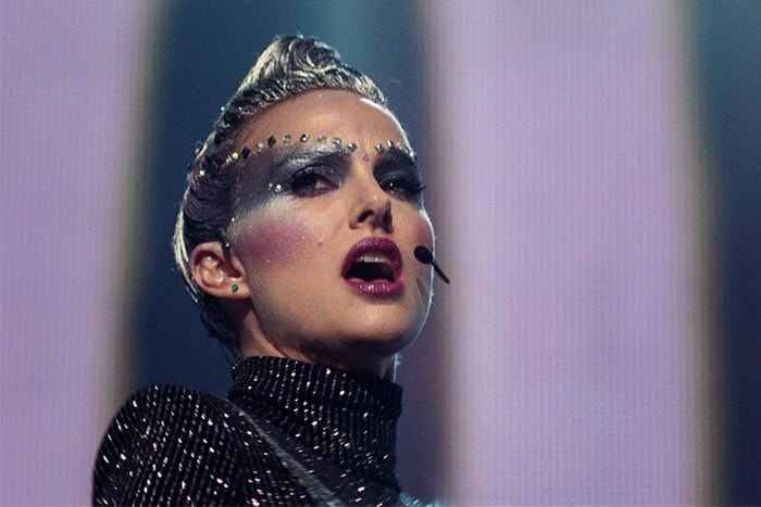 揭開明星黑暗一面!繼《黑天鵝》後,Natalie Portman 以龐克造型挑戰分裂心理!