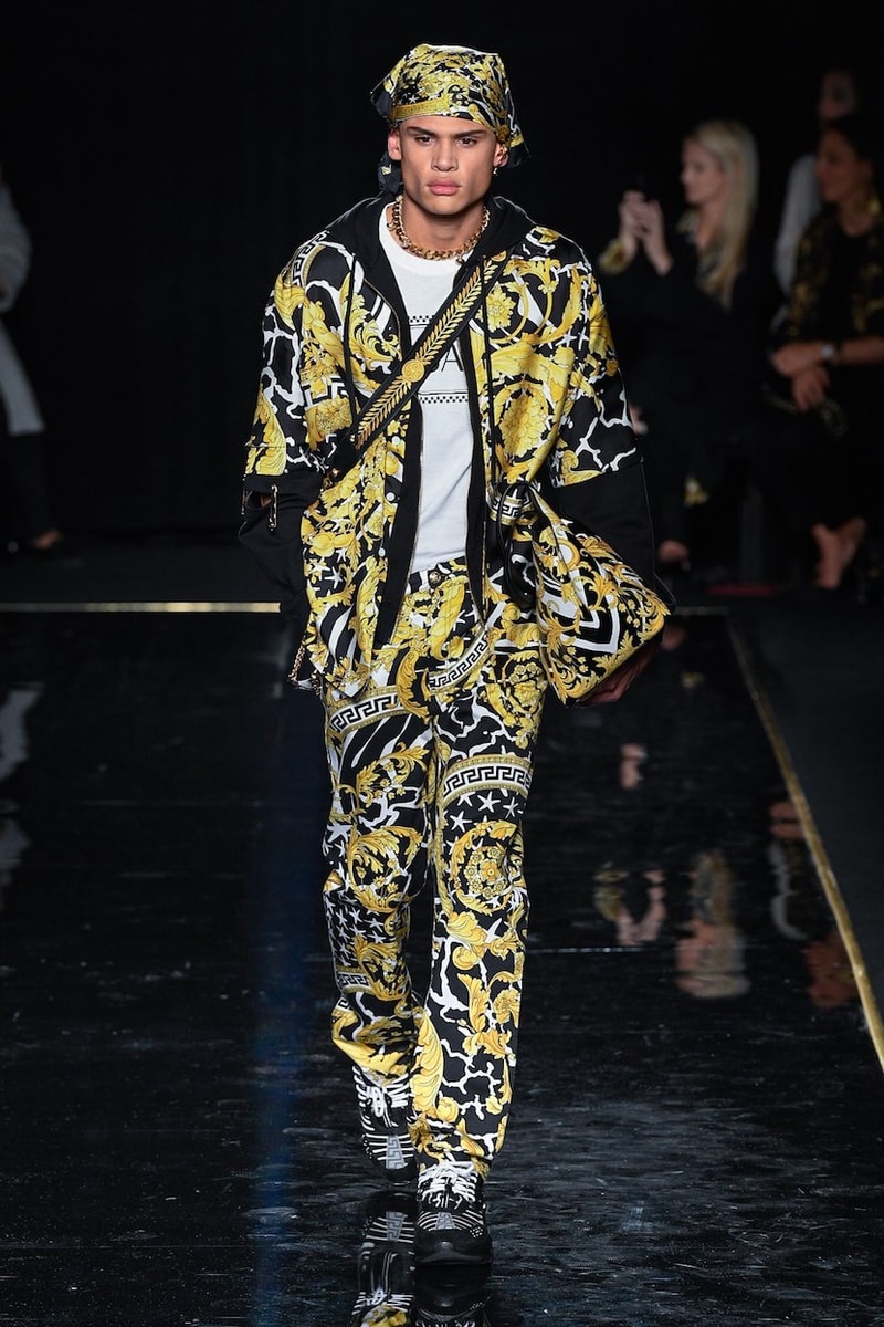 versace last show pre-fall 2019 runway looks