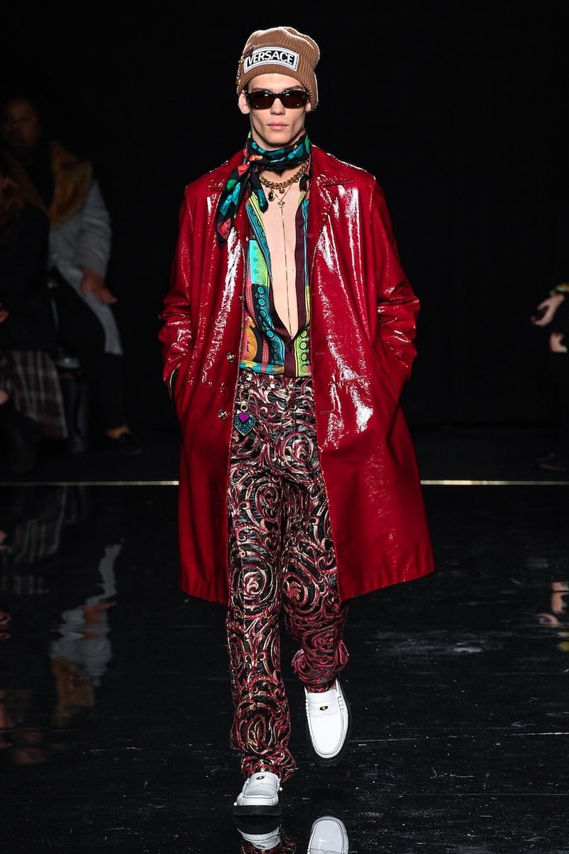 versace last show pre-fall 2019 runway looks